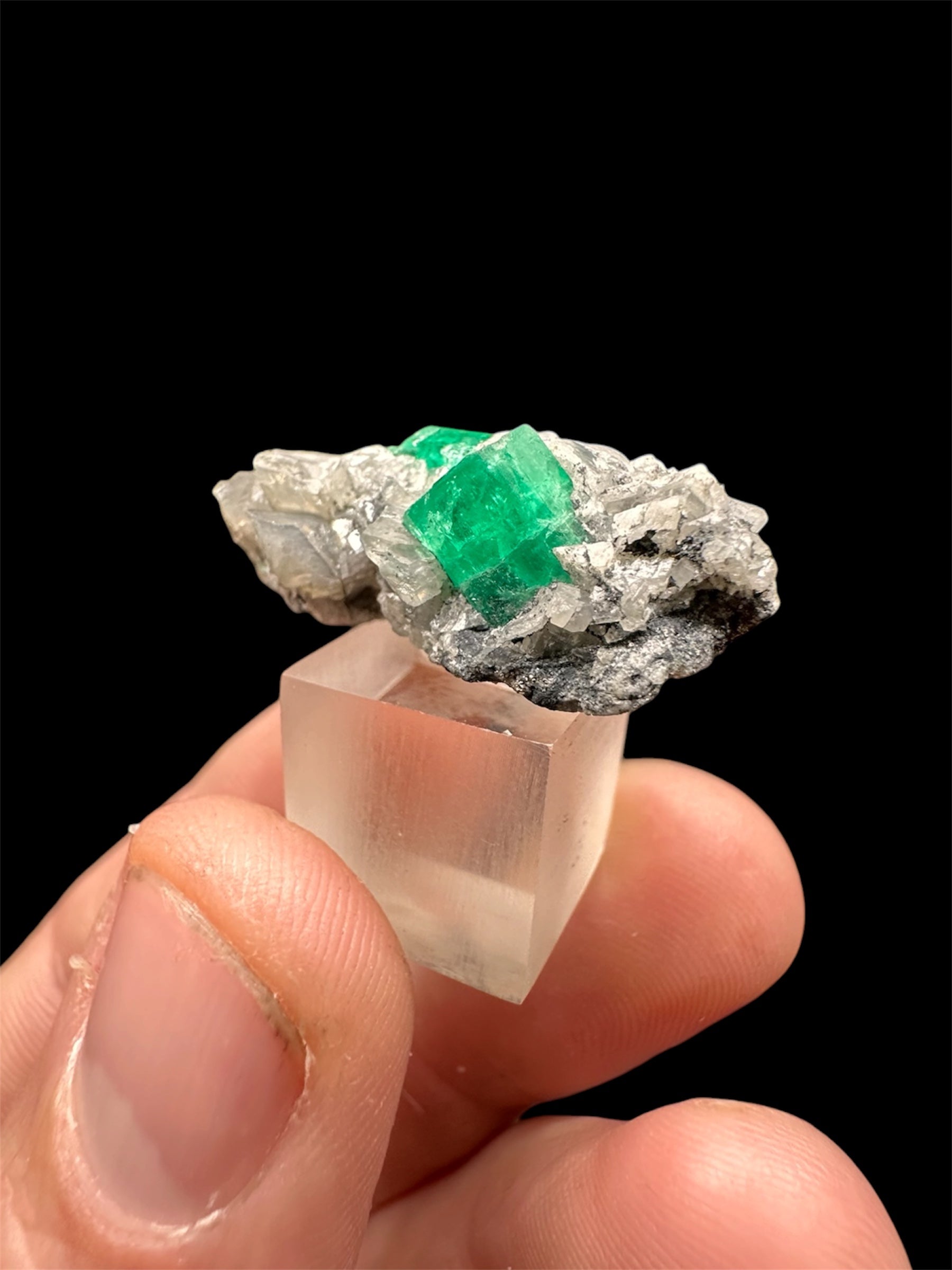 Émeraude sur Calcite, Mine de Muzo, Boyacá, Colombie.