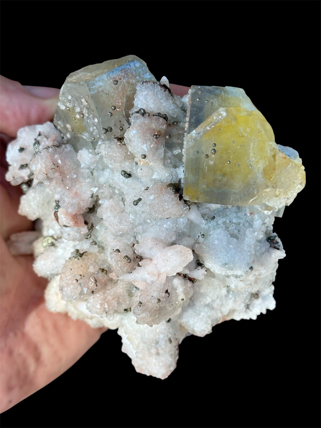 Fluorine avec périmorphose de calcite en quartz et pyrite, Peyrebrune, Tarn, France.