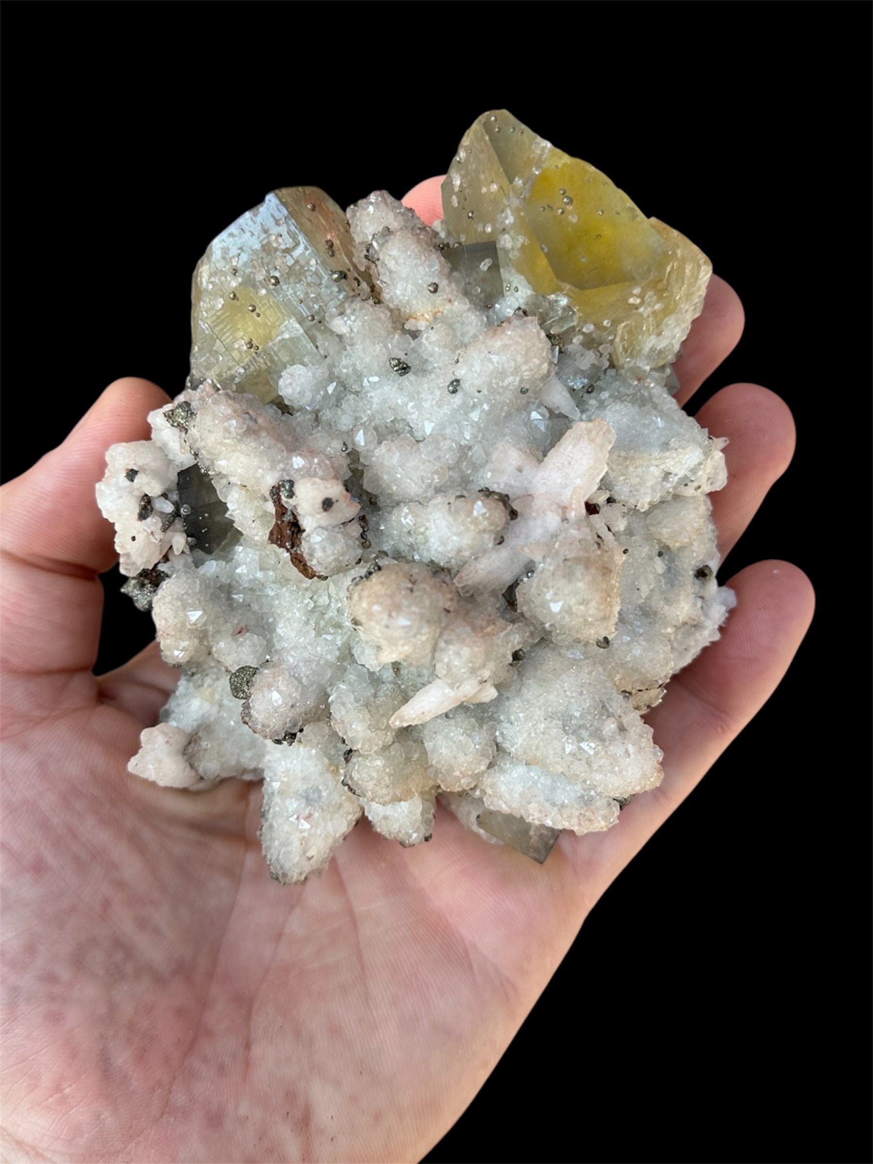 Fluorine avec périmorphose de calcite en quartz et pyrite, Peyrebrune, Tarn, France.