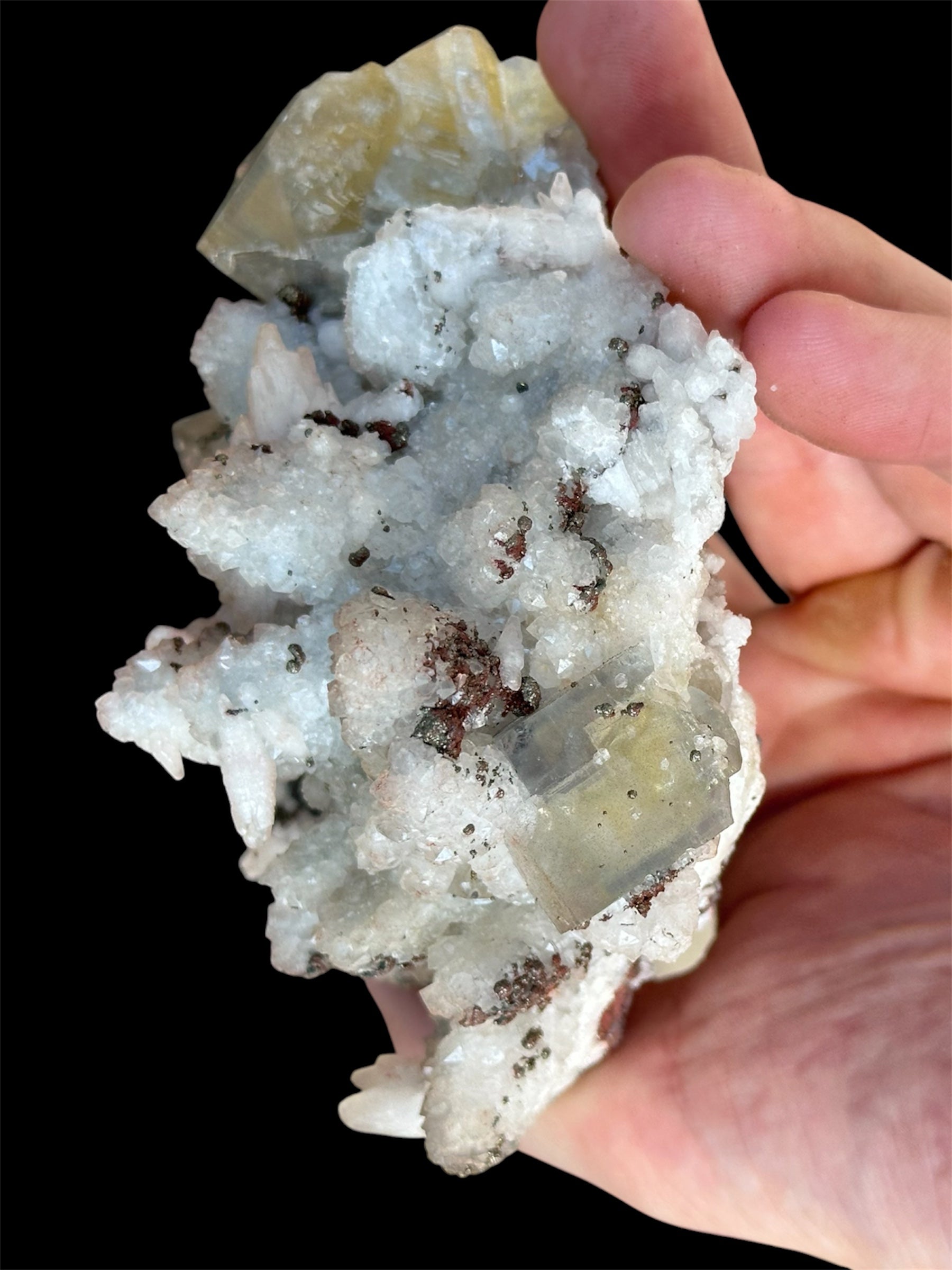 Fluorine avec périmorphose de calcite en quartz et pyrite, Peyrebrune, Tarn, France.