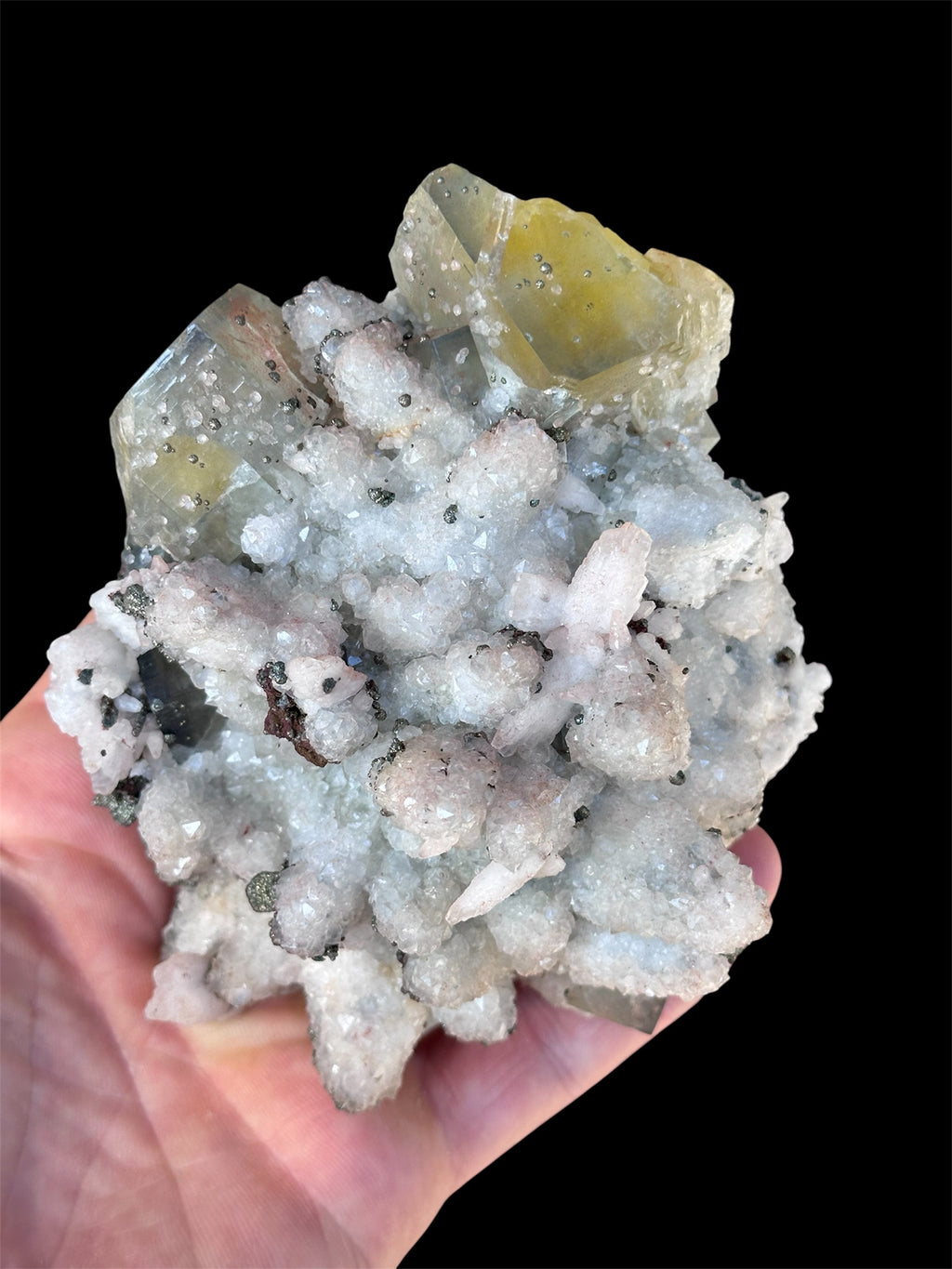 Fluorine avec périmorphose de calcite en quartz et pyrite, Peyrebrune, Tarn, France.