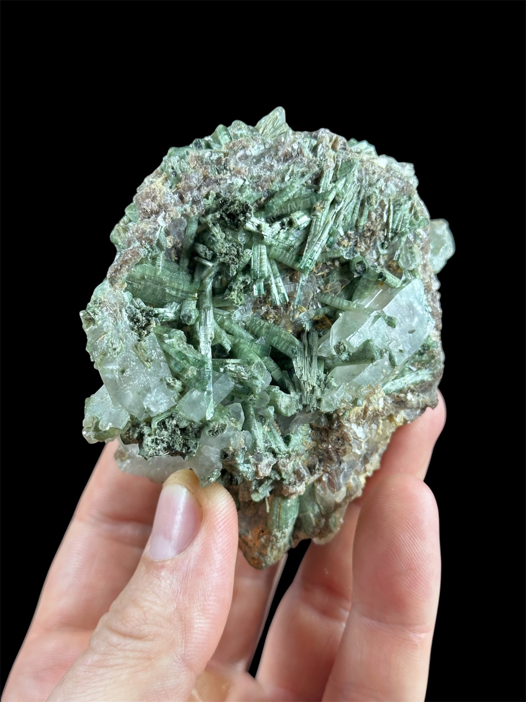 Tourmaline verte sur Quartz, Stak Nala, Skardu, Pakistan.