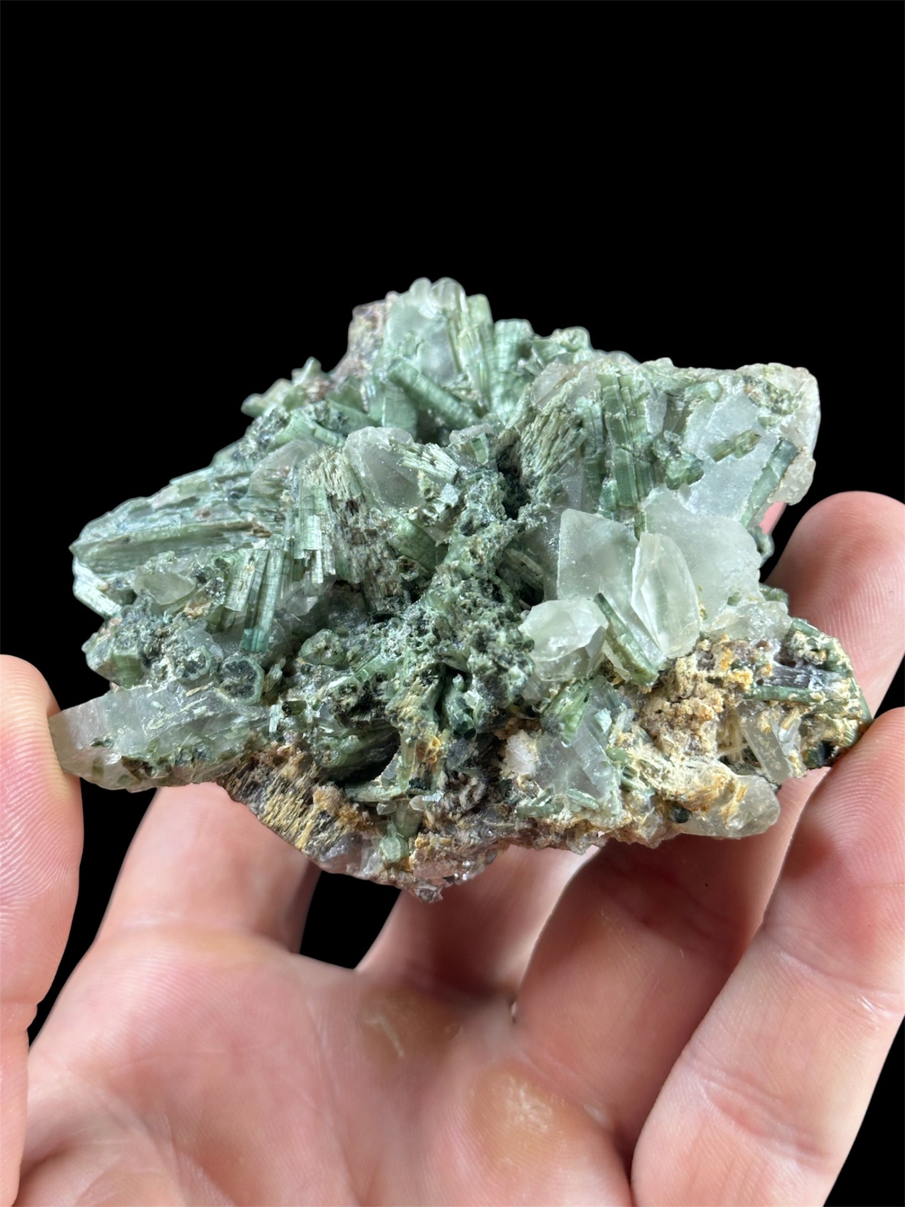 Tourmaline verte sur Quartz, Stak Nala, Skardu, Pakistan.
