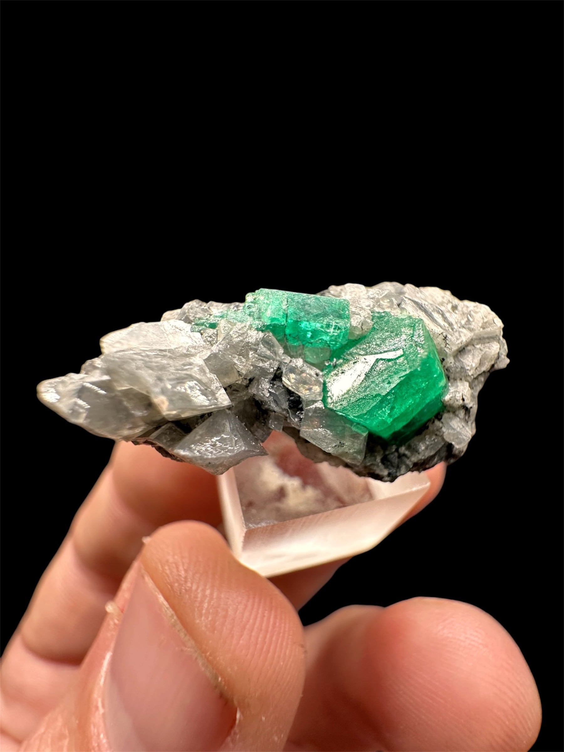Émeraude sur Calcite, Mine de Muzo, Boyacá, Colombie.