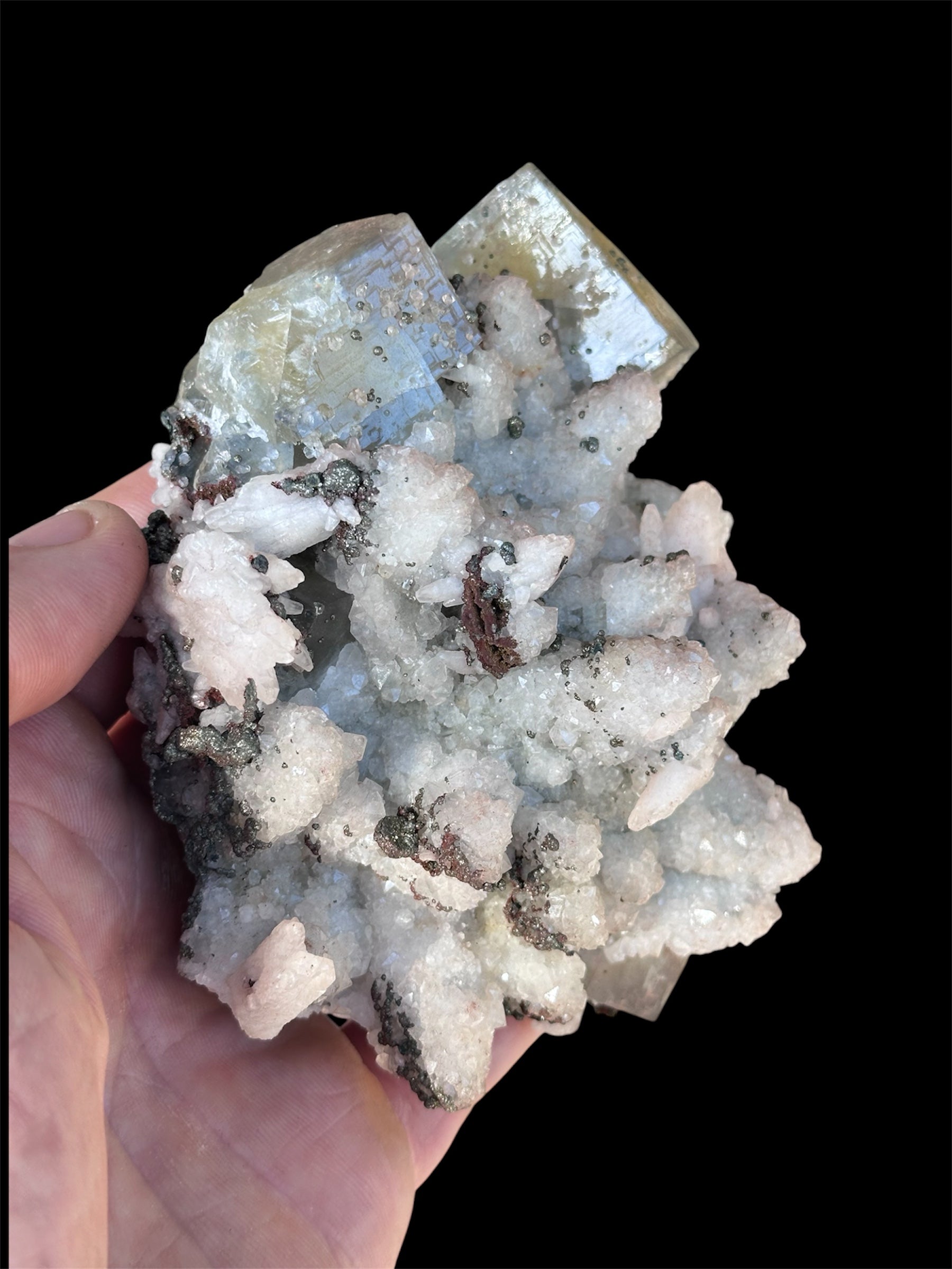 Fluorine avec périmorphose de calcite en quartz et pyrite, Peyrebrune, Tarn, France.